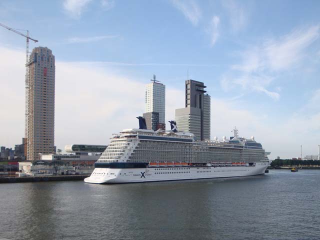 Cruiseschip ms Celebrity Eclipseaan de Cruise Terminal Rotterdam